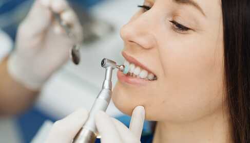 What does a dental hygienist do?