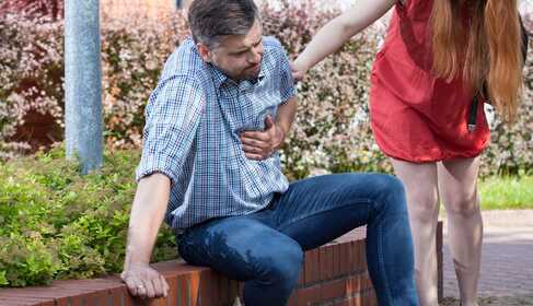 Chest pain: symptoms, causes and what to do